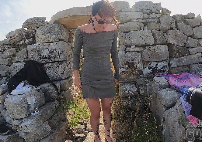 061324_hot_ginger_brille_peeing_and_masturbating_on_some_old_rocks_risky_outdoor_fun