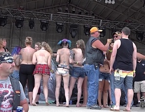 093016_amateur_biker_chicks_getting_nude_in_a_skin_to_win_wet_tshirt_contest_abate_of_iowa